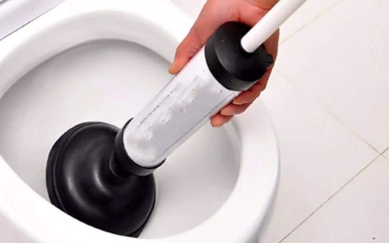 Xử lý bồn cầu bị nghẹt hơi bằng pittong cao su