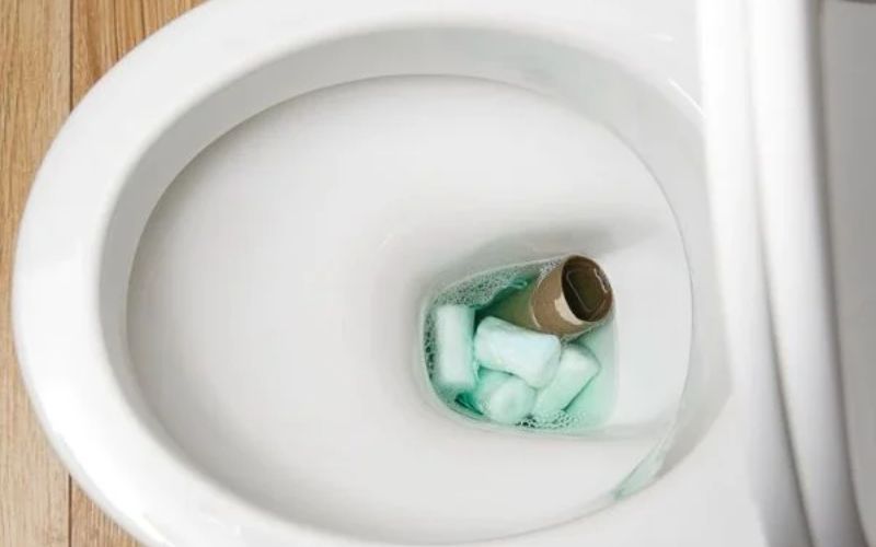 Bồn cầu bị tắc vật cứng