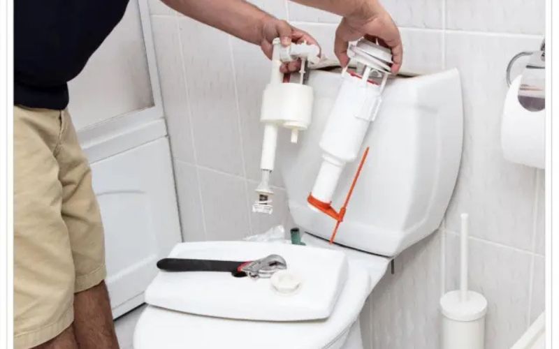 Cách thay phao bồn cầu bằng nhựa