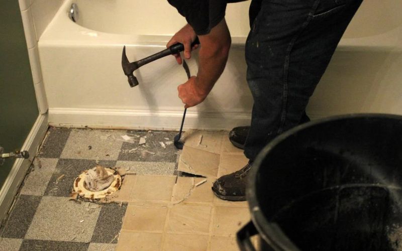 Chuẩn bị vật tư hỗ trợ khi thi công gỡ gạch