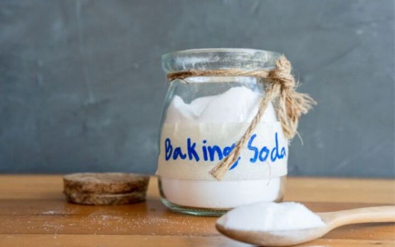 Dùng baking soda tẩy vết xi măng bám trên gạch đỏ