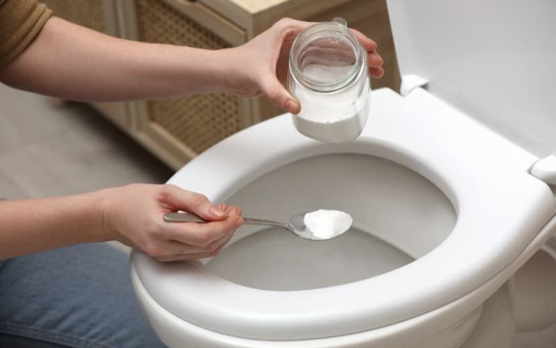 Dùng bột thông cống để xử lý