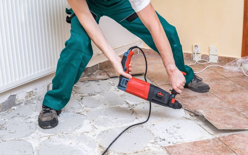 Dùng máy khoan gỡ gạch lát nền 