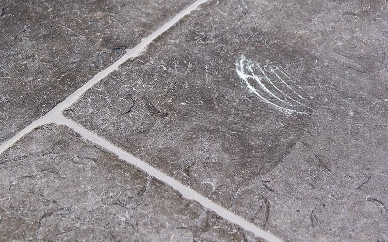 Dùng sản phẩm chuyên biệt để xử lý vết xước