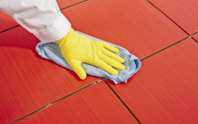 Dùng xăng để tẩy xi măng bám trên nền gạch đỏ