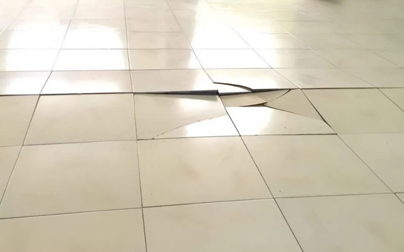 Gạch lát nền bị nứt vỡ mất thẩm mỹ