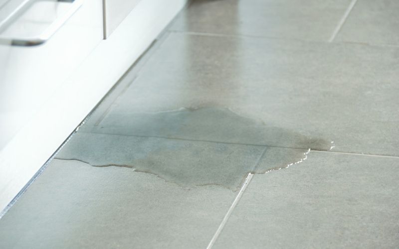 Gạch lát nền chất lượng thấp dễ bị thấm nước