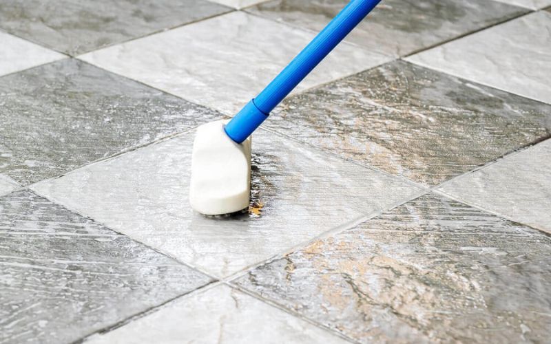 Gạch nhám khó vệ sinh do có độ sần dễ bám bụi