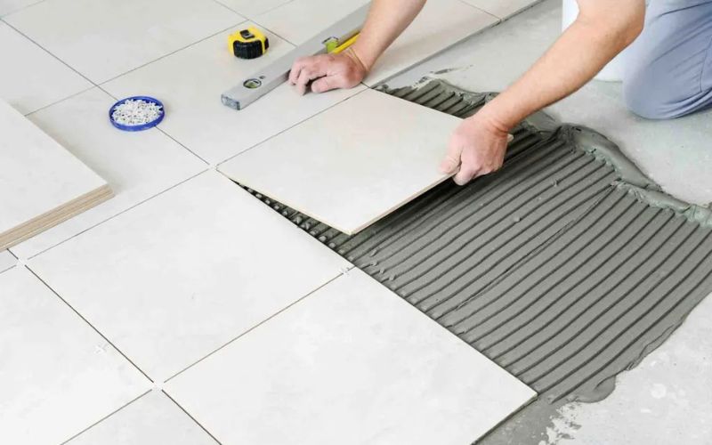 Giữ khoảng cách đều giữa các viên gạch từ 2-3mm