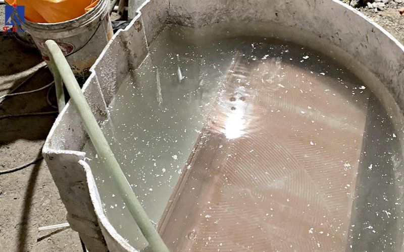 Làm sạch và ngâm gạch trước khi lát giúp lấp đầy các lỗ hổng