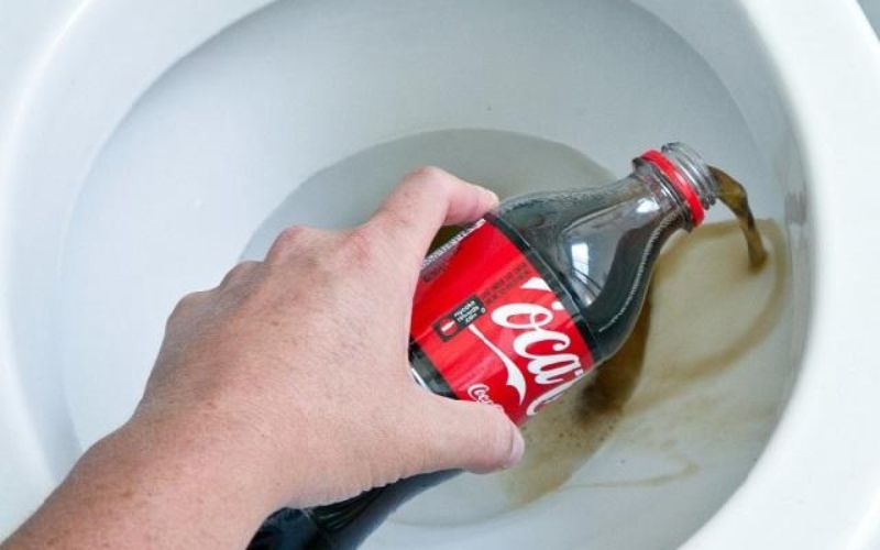 Lợi ích của Coca Cola mang lại trong tẩy rửa bồn cầu