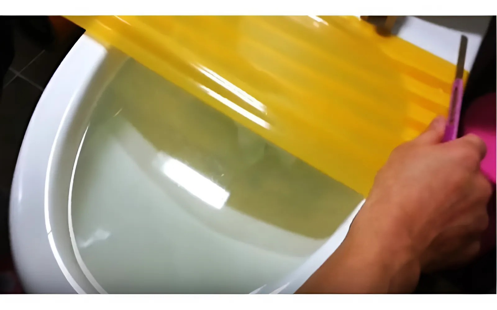 Mẹo thông bồn cầu bằng băng dính hiệu quả