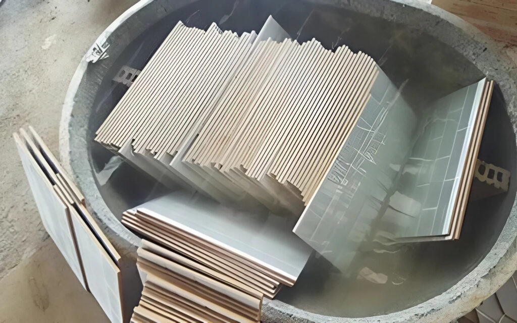 Ngâm gạch lát nền giúp loại bỏ tạp chất