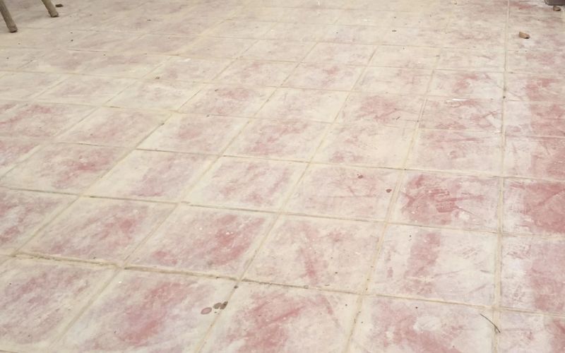 Nguyên nhân gây ra vết xi măng trên nền gạch đỏ