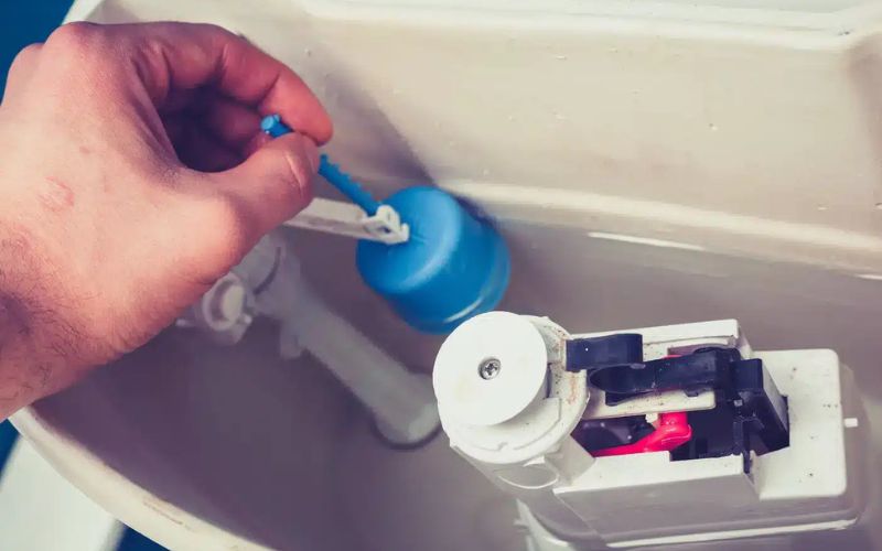 Phao bồn cầu giúp kiểm soát lượng nước