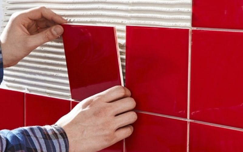 Sử dụng keo dán gạch có độ đàn hồi cao để ốp lại gạch 