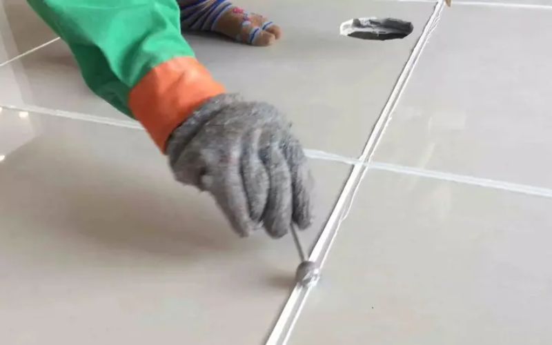 Sử dụng keo trám khe chống thấm trám lại các vết nứt