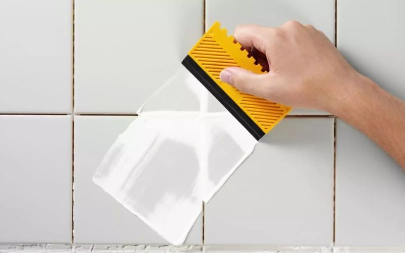 Sử dụng keo trám khe gạch với vết nứt nhỏ do vật liệu kém chất lượng gây ra