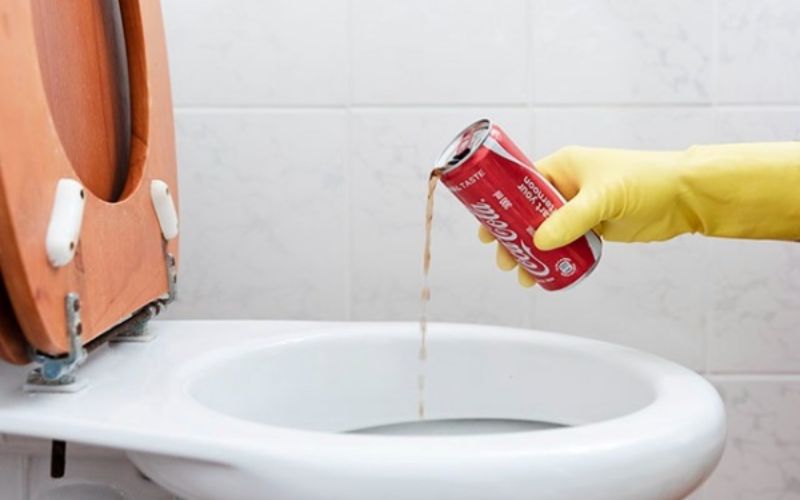 Tẩy bồn cầu bằng coca cola