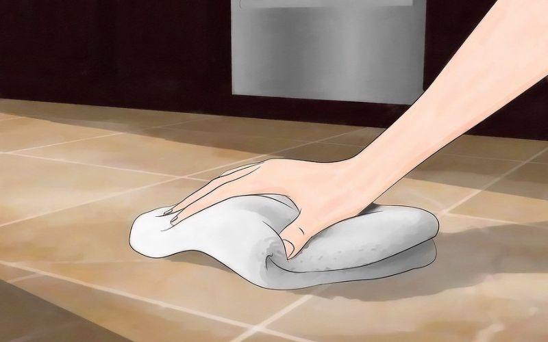 Thấm xăng vào vải và lau trực tiếp lên vết sơn