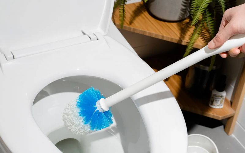 Tiến hành dọn dẹp sau khi thông tắc xong