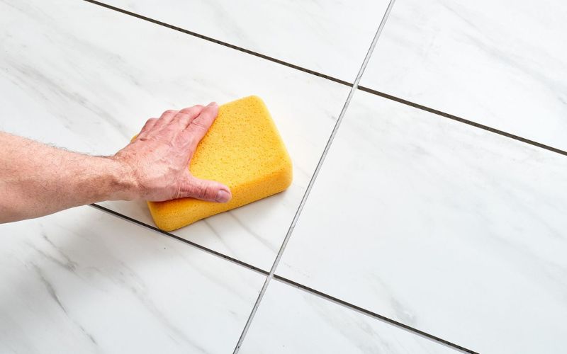 Vệ sinh mạch gạch sau khi lát xong