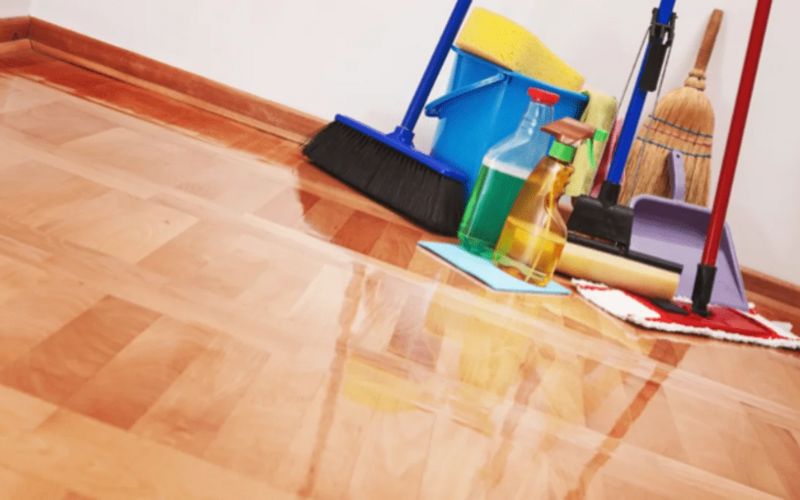 Vệ sinh thường xuyên tránh dùng vật sắc nhọn