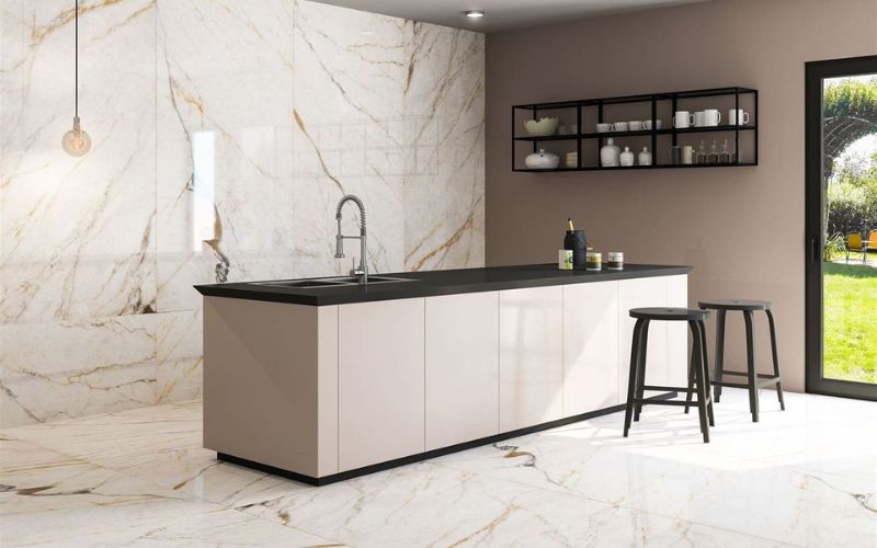 Với phần tường nên chọn gạch bóng để tạo điểm nhấn