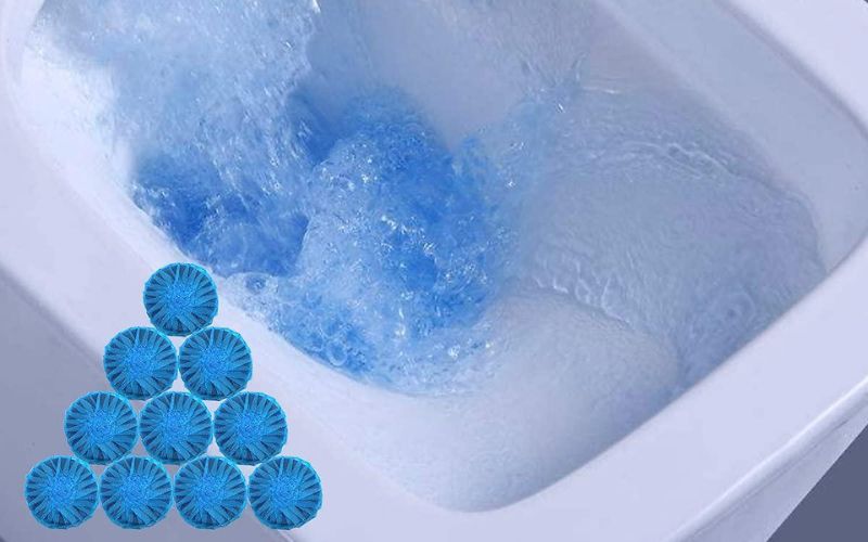 Xả nước để viên thả bồn cầu lan tỏa