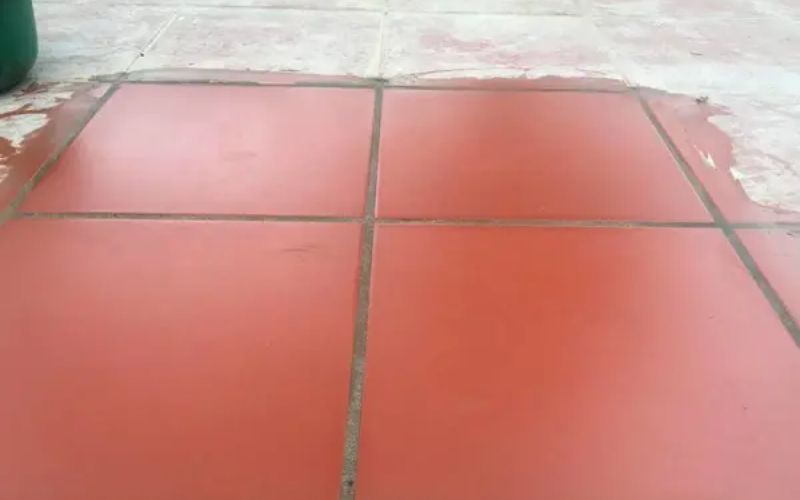 Xi măng bám trên gạch đỏ