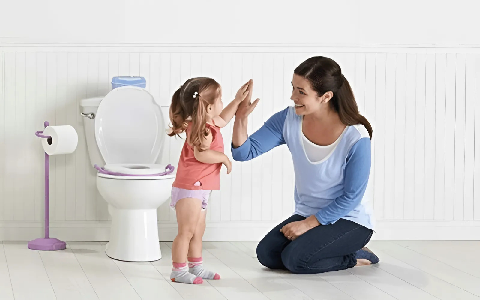 Hướng dẫn tập cho bé làm quen với bồn cầu