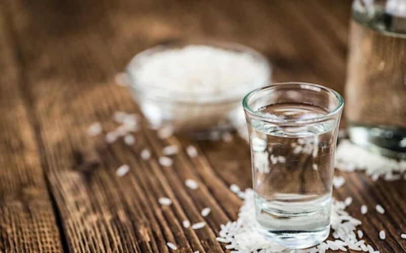 Vệ sinh tủ phòng tắm bằng rượu gạo