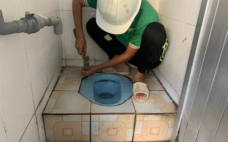 Trát vữa xung quanh bồn cầu