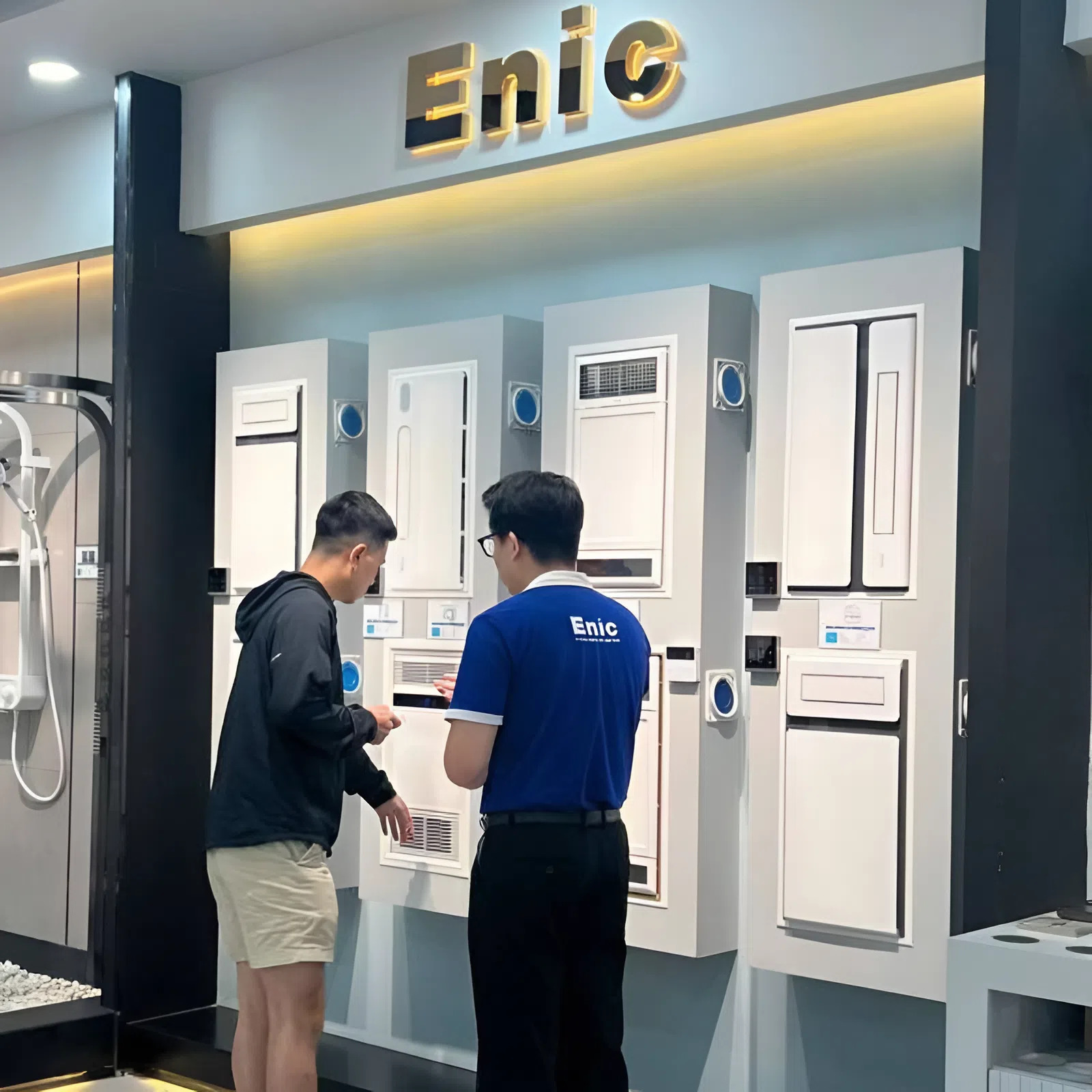 Đội ngũ nhân viên dày dặn kinh nghiệm luôn sẵn sàng tư vấn quý khách hàng