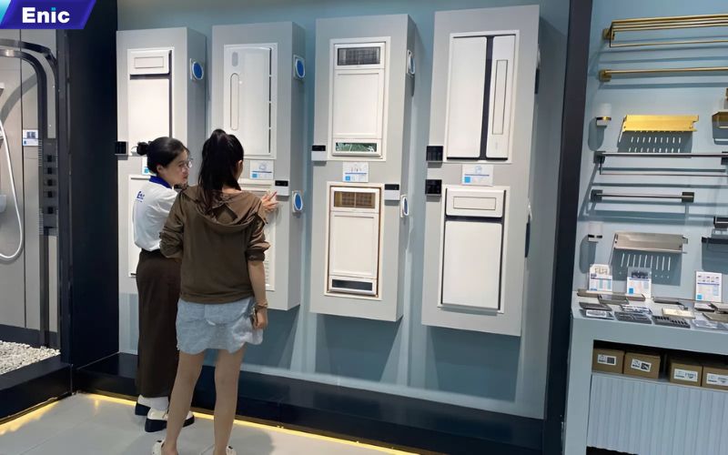 Khách hàng đến showroom sẽ được tư vấn tận tâm