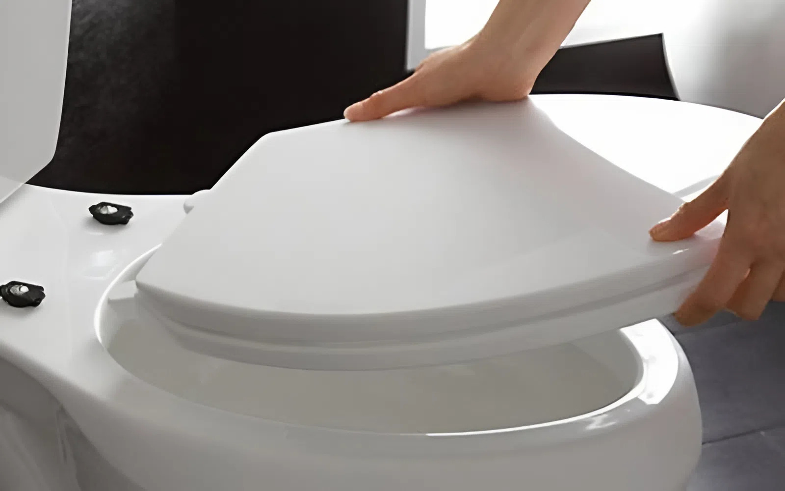 Nắp bồn cầu bị hỏng