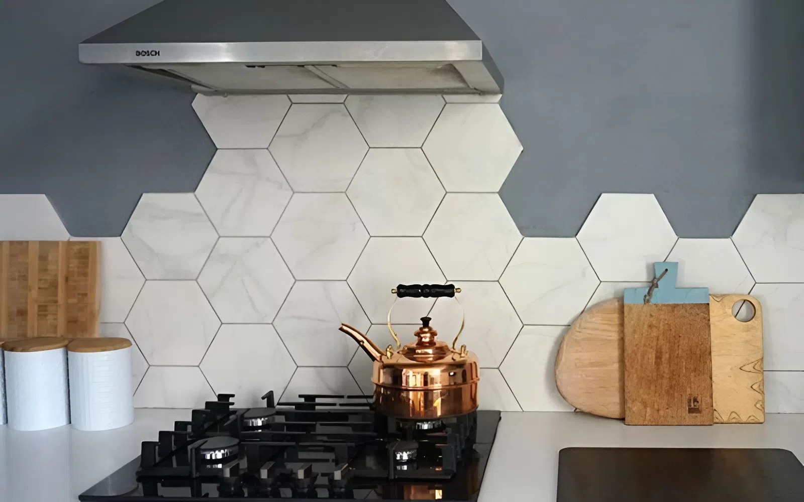 Dùng gạch ốp lục giác cho tường nhà bếp