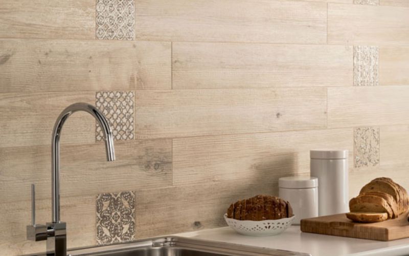Dùng gạch ốp vân gỗ tự nhiên cho tường nhà bếp 