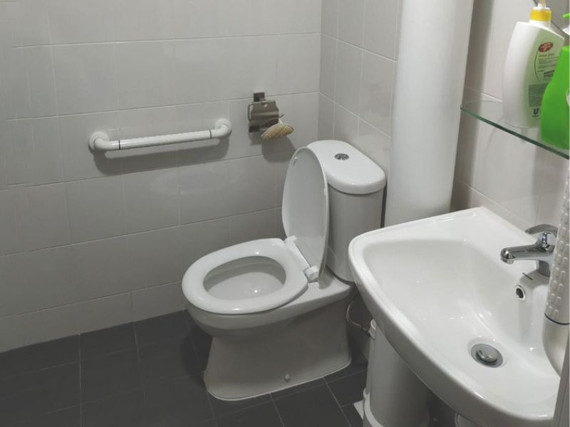 Kích thước nhỏ gọn, phù hợp với diện tích nhà vệ sinh 