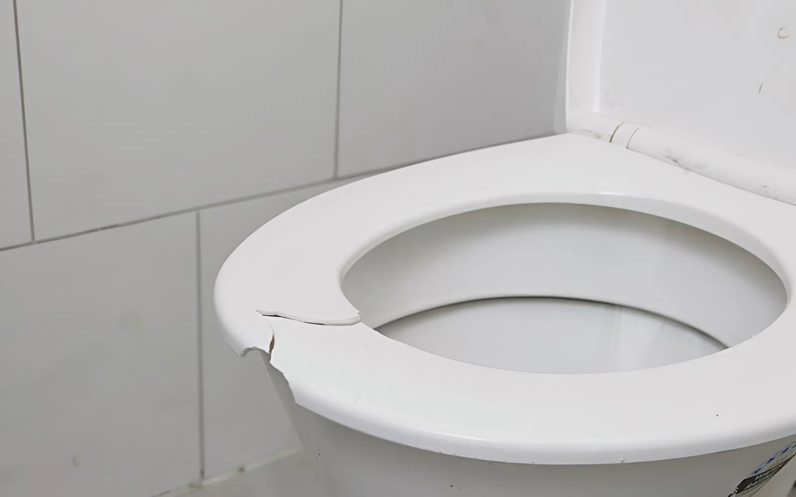 Phân biệt thiết bị vệ sinh giả qua ngoại hình