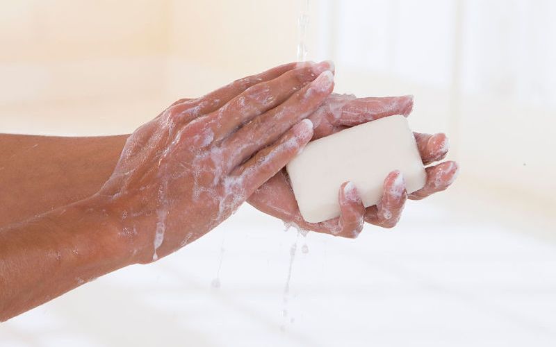 Rửa tay bằng xà phòng và nước