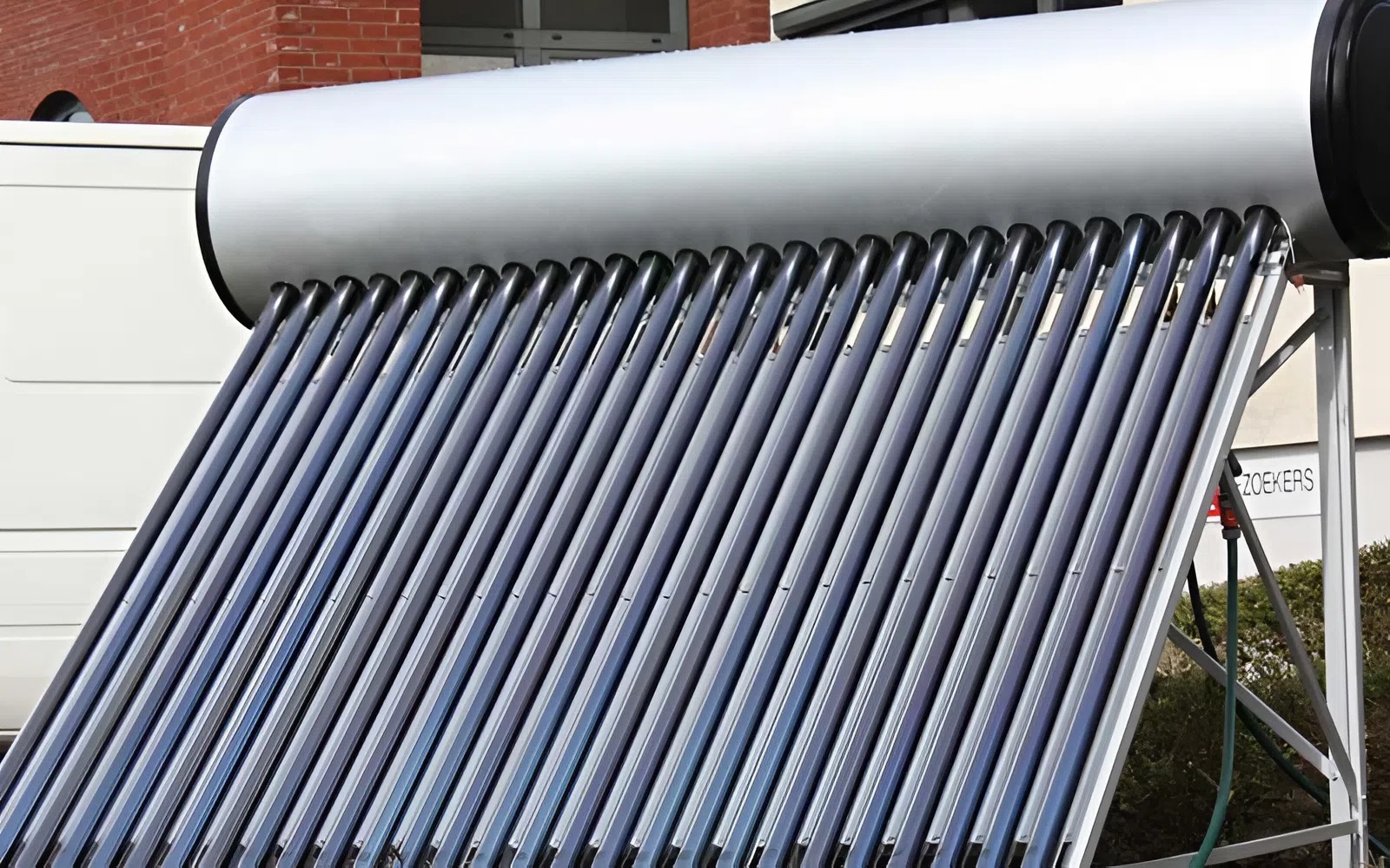 Có nên lắp máy nước nóng năng lượng mặt trời không?