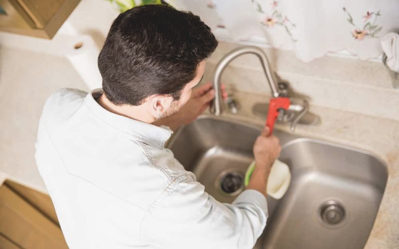 Đặt lại vị trí vòi để nước chảy mạnh hơn