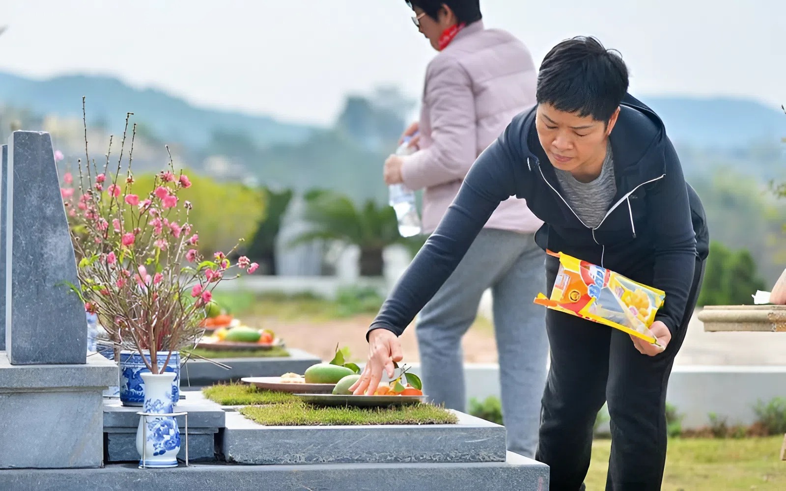 Một trong những việc nên làm trước Tết Nguyên Đán là tảo mộ