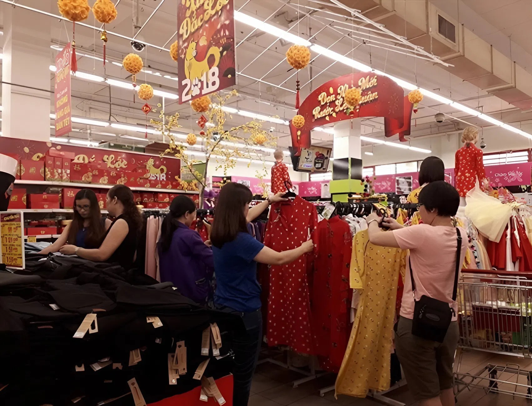 Mua quần áo tết