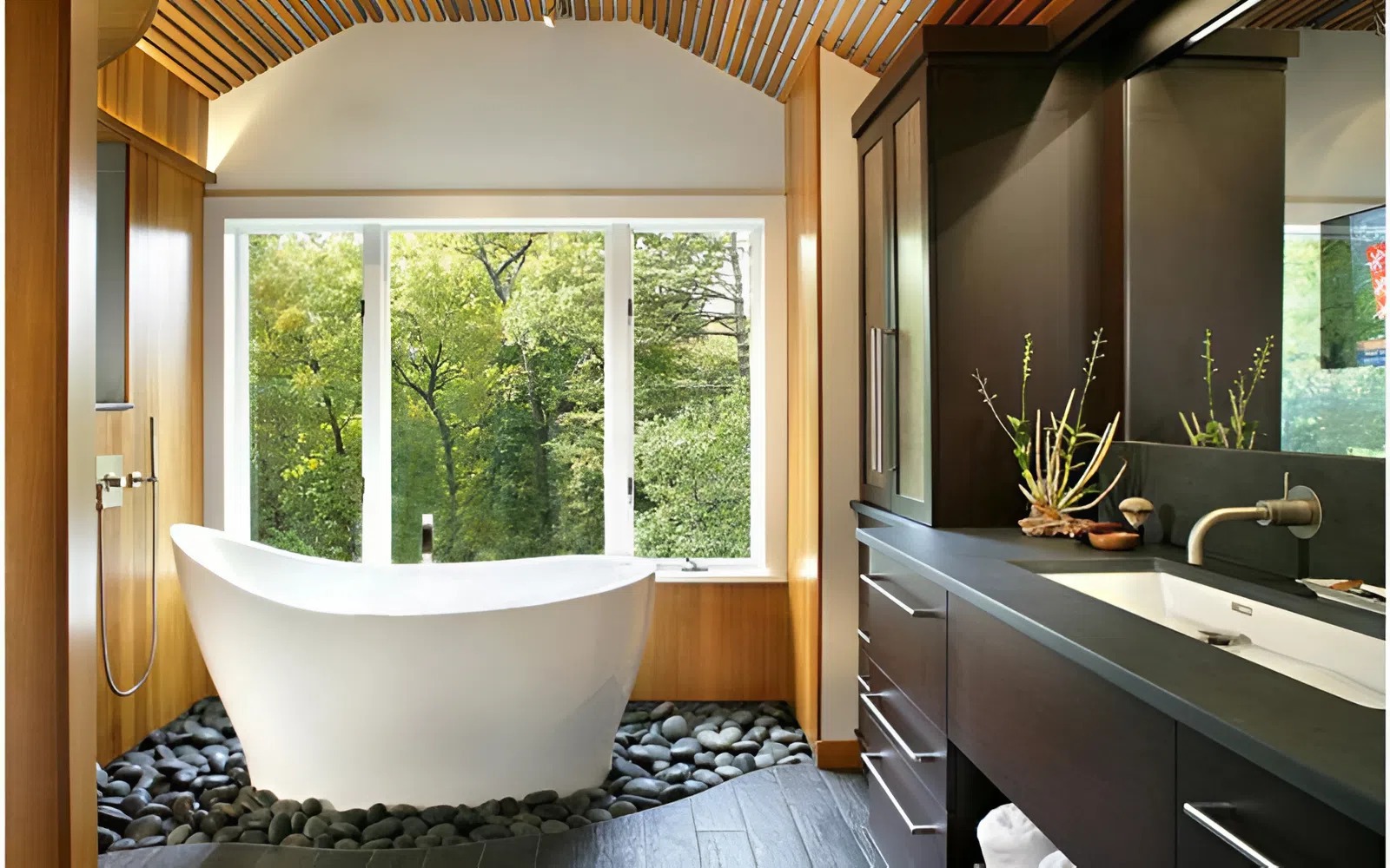 Nhà tắm Nhật có cửa sổ lớn hướng ra vườn