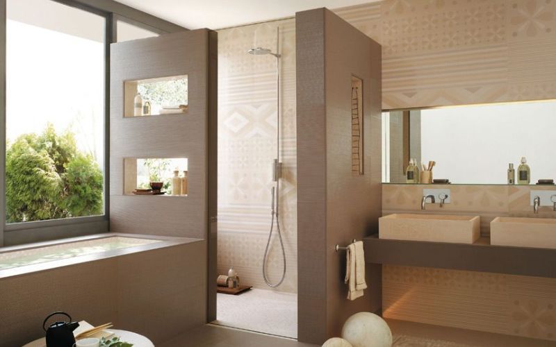 Nhà vệ sinh Nhật hiện đại có tường phân cách 