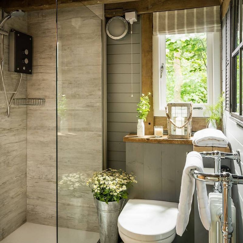 Nhà vệ sinh Nhật nhỏ gọn có cửa sổ thoáng