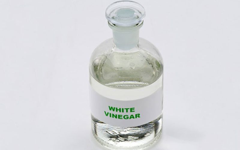 Sử dụng nguyên liệu tự nhiên như giấm để rửa vòi bồn rửa chén