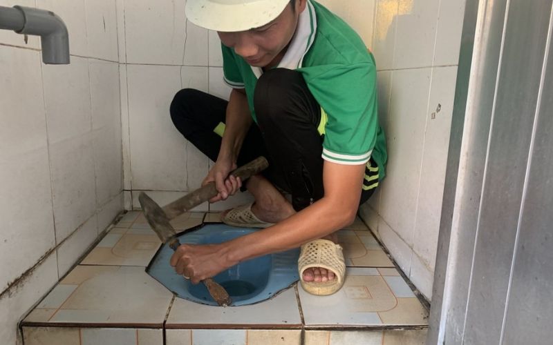 Tháo dỡ bồn cầu xổm